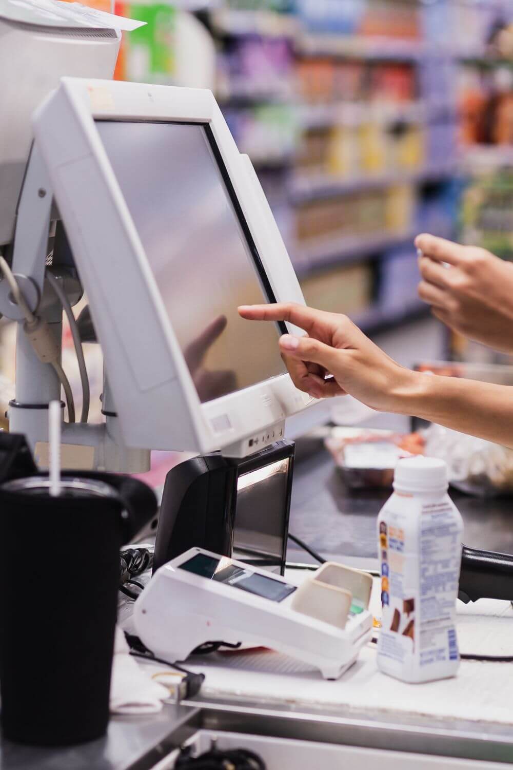 Быстрый поиск и продажа товаров на кассе с помощью POS моноблока и программы учета торговли